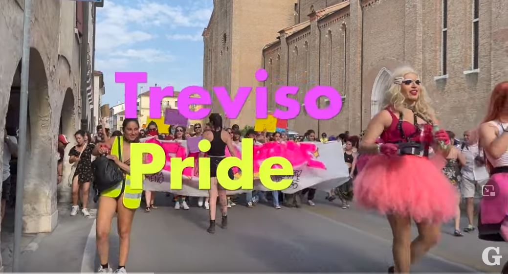 È questo il rispetto dei Pride? Seni scoperti e provocazioni davanti al Duomo di Treviso 1